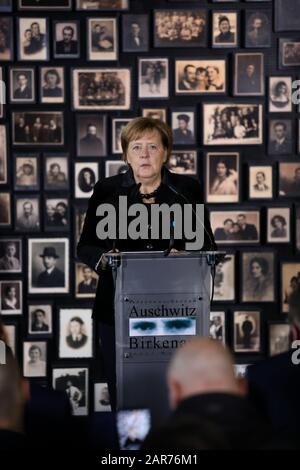 Auschwitz-Birkenau, Polonia - 6 dicembre 2019: Discorso del cancelliere Angela Merkel, politico tedesco nel campo di concentramento tedesco di Auschwitz-Birkenau Foto Stock