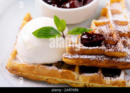 waffle e gelato su un piatto, primo piano dolce dessert Foto Stock