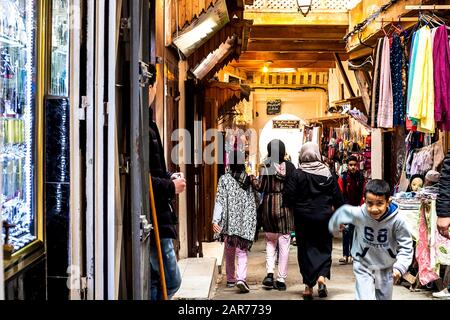 Fes, Marocco - 21,04, 2019: Persone che camminano nella strada del bazar del mercato all'aperto a Fez. Tradizionali negozi del nord africa, con stuf artigianale Foto Stock