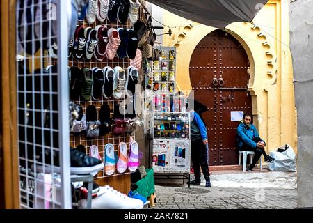 Fes, Marocco - 21,04, 2019: Persone che camminano nella strada del bazar del mercato all'aperto a Fez. Tradizionali negozi del nord africa, con stuf artigianale Foto Stock