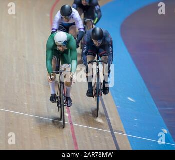 Manchester, Regno Unito. 26th gennaio 2020; National Cycling Centre, Manchester, Lancashire, Inghilterra; HSBC British Cycling Track Championships; Men's keirin Final, Joseph Truman in green batte Matt Roper in nero per prendere il credito d'oro: Action Plus Sports Images/Alamy Live News Foto Stock