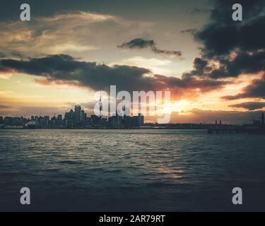 Foto dello skyline di Auckland. La foto è stata scattata durante il tramonto attraverso la baia, Nuova Zelanda. Foto Stock