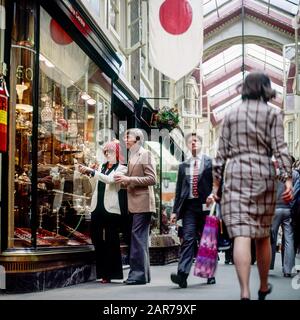 Londra 1970, elegante coppia matura per lo shopping di stoviglie, Burlington Arcade, Piccadilly, Mayfair, Inghilterra, Regno Unito, Regno Unito, Gran Bretagna, Foto Stock