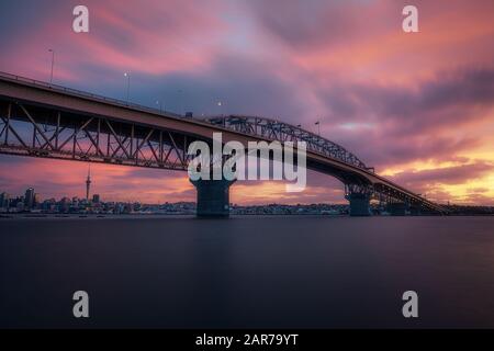 Tramonto sul porto di Auckland Bridge, Nuova Zelanda Foto Stock