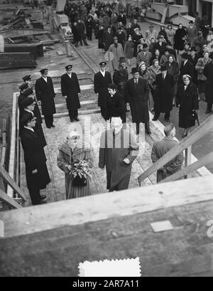 NDSM lancio Khasiella nave cisterna per Royal Shell gruppo Data: 10 dicembre 1955 Località: Amsterdam, Noord-Holland Parole Chiave: Costruzione navale, cantieri navali, navi, navi cisterna Nome personale: Khasiella Istituto nome: Shell Foto Stock