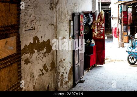 Fes, Marocco - 21,04, 2019: Persone che camminano nella strada del bazar del mercato all'aperto a Fez. Tradizionali negozi del nord africa, con stuf artigianale Foto Stock