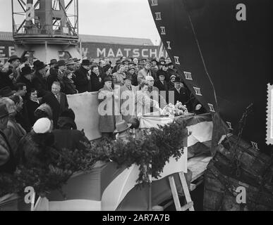 NDSM lancio Khasiella nave cisterna per Royal Shell gruppo Data: 10 dicembre 1955 Località: Amsterdam, Noord-Holland Parole Chiave: Costruzione navale, cantieri navali, navi, navi cisterna Nome personale: Khasiella Istituto nome: Shell Foto Stock