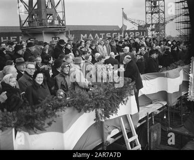 NDSM lancio Khasiella nave cisterna per Royal Shell gruppo Data: 10 dicembre 1955 Località: Amsterdam, Noord-Holland Parole Chiave: Costruzione navale, cantieri navali, navi, navi cisterna Nome personale: Khasiella Istituto nome: Shell Foto Stock