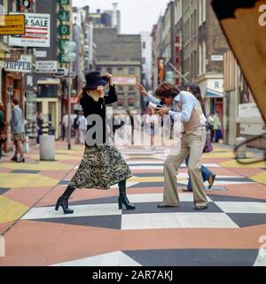 Londra 1970, fotografo che scatta foto con il modello di moda femminile, Carnaby Street, Soho, Inghilterra, Regno Unito, GB, Gran Bretagna, Foto Stock