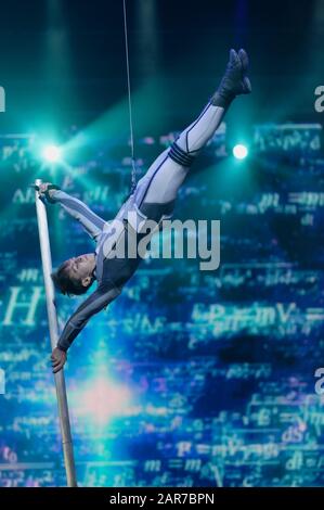 San Pietroburgo, Russia - 27 Dicembre 2019. Circus ginnastica in azione durante la prima del circo show OFU. Sbarco A San Pietroburgo Foto Stock