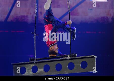 San Pietroburgo, Russia - 27 Dicembre 2019. Trapezio artista in azione durante la prima mostra del circo OFU. Sbarco A San Pietroburgo Foto Stock