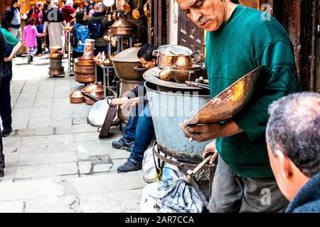 Fes, Marocco - 21,04, 2019: Persone che camminano nella strada del bazar del mercato all'aperto a Fez. Tradizionali negozi del nord africa, con stuf artigianale Foto Stock