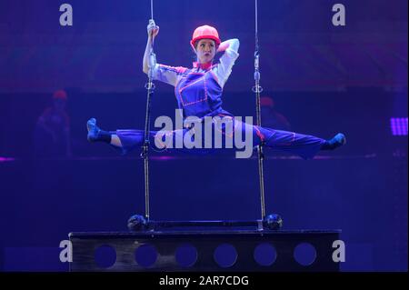San Pietroburgo, Russia - 27 Dicembre 2019. Artista trapezio femminile in azione durante la prima mostra del circo OFU. Sbarco A San Pietroburgo Foto Stock
