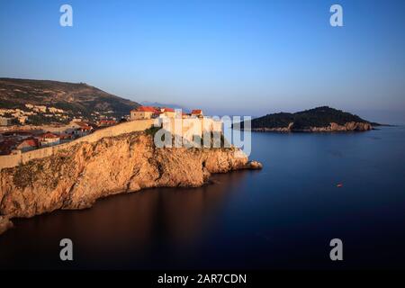 Tramonto sulle mura della città di Dubrovnik, il mare e l'isola di Lokrum visto dal forte Lovrijenac, Croazia Foto Stock