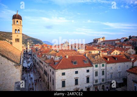 Via principale di Dubrovnik Placa e il monastero francescano. Croazia Foto Stock