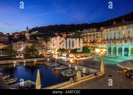 Vista notturna del porto dell'isola di Hvar . Croazia Foto Stock