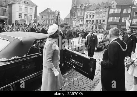 Principessa Beatrix e Principe Claus mettere il Willem-Alexanderhaven a Roermond in uso aperture, principesse, principesse, auto, Beatrix, principessa, Claus, principe Data: 16 giugno 1967 posizione: Limburg, Roermond Parole Chiave: Automobili, aperture, principi, principesse Nome personale: Beatrix, principessa, Claus, principe Foto Stock