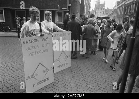 Opening World Council of Churches in Domkerk in Utrecht, Data: 13 agosto 1972 luogo: Utrecht Parole Chiave: Aperture, arrivi, segni Nome istituzione: Domkerk Foto Stock