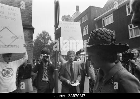 Opening World Council of Churches a Domkerk a Utrecht, Beatrix all'arrivo Data: 13 agosto 1972 luogo: Utrecht Parole Chiave: Aperture, arrivi Nome personale: Beatrix, principessa Nome istituzione: Domkerk Foto Stock