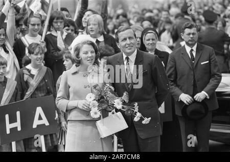 Principessa Beatrix e Principe Claus mettere il Willem-Alexanderhaven a Roermond in uso aperture, porti, principesse, principesse, Beatrix, principessa, Claus, principe Data: 16 giugno 1967 posizione: Limburg, Roermond Parole Chiave: Porti, aperture, principi, principesse Nome personale: Beatrix, principessa, Claus, principe Foto Stock