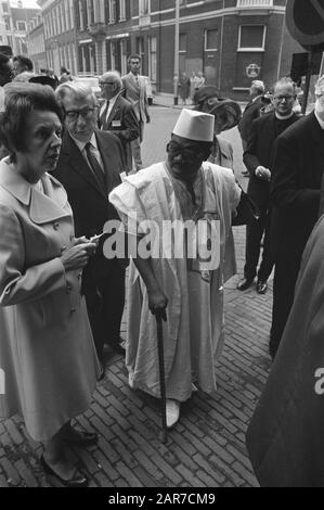 Opening World Council of Churches in Domkerk in Utrecht, chierico dall'Africa all'arrivo Data: 13 agosto 1972 luogo: Utrecht Parole Chiave: Aperture, arrivi, clero Nome dell'istituzione: Domkerk Foto Stock