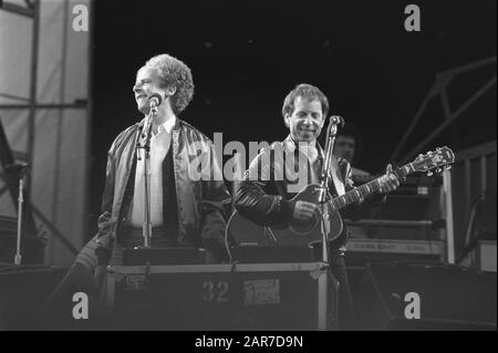 Performance Simon and Garfunkel (a sinistra) in Feijenoordstadion, Rotterdam Data: 12 giugno 1982 Località: Rotterdam, Sud-Olanda Parole Chiave: Musicisti, musica, gruppi pop, cantanti Nome personale: Garfunkel , Arte, Simon, Paul Nome istituzione: Simon & Garfunkel Foto Stock