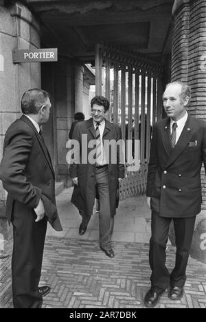 Addio del sindaco Polak nel Consiglio comunale di Amsterdam successore ed van Thijn all'ingresso del municipio Data: 30 maggio 1983 Località: Amsterdam, Noord-Holland Parole Chiave: Segni, sindaci Nome personale: Thijn, ed van Foto Stock