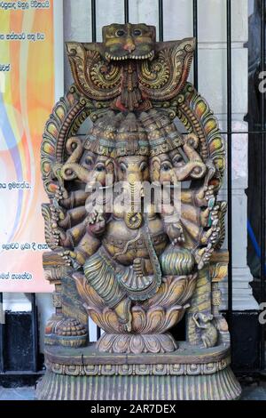 Lord Ganesha, Ganesh, Ganapati, statua, elefante testa indù Dio degli inizi, rimozione degli ostacoli nel tempio Gangaramaya, Colombo, Sri Lanka. Foto Stock