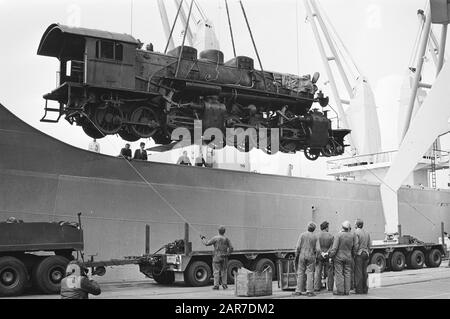 Locomotiva a vapore Old Mallet offerta dalle Ferrovie dello Stato Indonesiane al Museo ferroviario (Utrecht); locomotiva Mallet durante lo scarico della nave Data: 23 luglio 1981 luogo: Utrecht Parole Chiave : locomotive, navi Nome dell'istituzione: Museo ferroviario Foto Stock