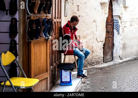 Fes, Marocco - 21,04, 2019: Persone che camminano nella strada del bazar del mercato all'aperto a Fez. Tradizionali negozi del nord africa, con stuf artigianale Foto Stock