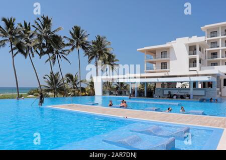 Hotel RIU Sri Lanka piscina e Flamingos bar, Ahungalla, Sri Lanka Foto Stock