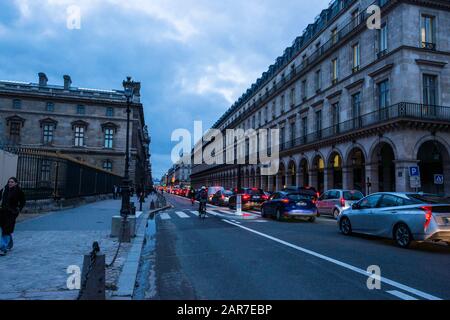 La scena del traffico lento nelle strade di Parigi Foto Stock