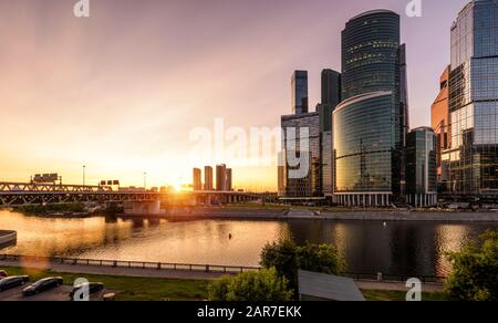 Grattacieli di Mosca-Città e ponte sul fiume Moskva al tramonto, Russia. Moscow-City è un quartiere finanziario con edifici alti e moderni nel Mosca ce Foto Stock