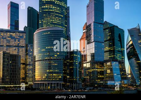 Moscow International Business Center o Moskva-City di notte, Mosca, Russia. E' un quartiere degli affari nel centro di Mosca. Nuovi edifici alti di Mo Foto Stock