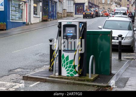 Punto di ricarica per veicoli elettrici, BP chargemaster, su Market Street, Carnforth, Lancashire Foto Stock