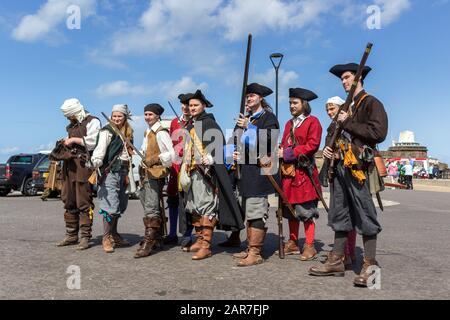 Re-enactors indossando costumi pirata al New Brighton Pirate Festival 2019 Foto Stock