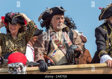 Re-enactors indossando costumi pirata al New Brighton Pirate Festival 2019 Foto Stock