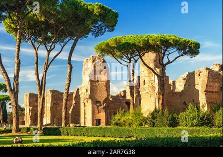 Le rovine delle Terme di Caracalla, antiche terme romane, a Roma, Italia Foto Stock