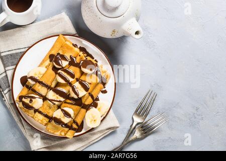 Crepe al cioccolato e banana vista dall'alto. Foto Stock