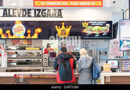 Istanbul - 03 GEN: Interno del Burger King Restaurant con Visitatori a Istanbul il 03 gennaio. 2020 in Turchia Foto Stock