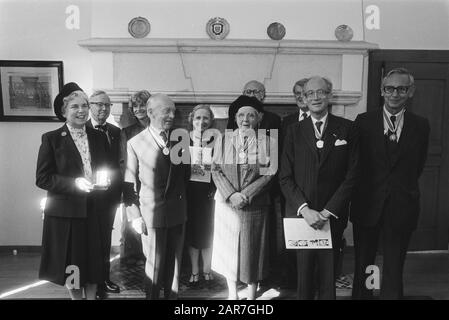 Premio delle Quattro libertà Medals 1982 a Middelburg da parte dei membri della Franklin D. Roosevelt Centennial Commission Patricia Visser't Hooft-Jenkins, dr. J.H. van Roijen, principessa Juliana, signor. Max van der Chair e Dr. H.J. Witteveen in prima fila Data: 16 ottobre 1982 luogo: Middelburg, Zeeland Parole Chiave: Medaglie, ministri, ricevimenti, principesse, premi Nome personale: Juliana (principessa Olanda), Roijen, Herman van, Chair, Max van der, Visser't Hooft-Jenkins, Patricia, Witteveen, Johan Foto Stock