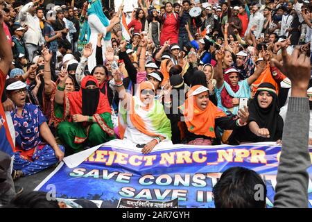 Le donne cantano slogan durante la manifestazione.Il giorno della Giornata della Repubblica, le persone protestano contro CAA (Citizenship reending Act) e NRC (National Register of Citizen) a Calcutta. Foto Stock