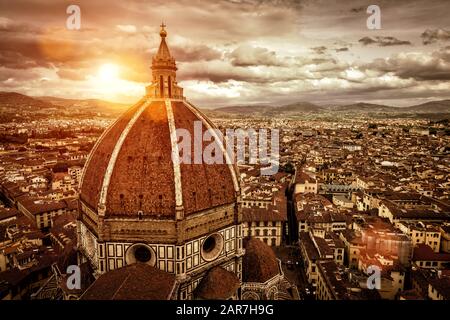 Skyline di Firenze a suset, Italia. La Basilica di Santa Maria del Fiore in primo piano. Questa è la chiesa principale e il simbolo di Firenze. Foto Stock