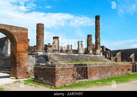 Le rovine del Tempio di Giove Pompei, Italia. Pompei è un'antica città romana morta dall'eruzione del Vesuvio nel 79 d.C. Foto Stock