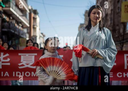 Una giovane ragazza con una donna nei loro costumi tradizionali durante la parata.Più di 1.000 artisti hanno partecipato alla parata multiculturale che celebra il Capodanno cinese, riempiendo il quartiere con magia, costumi portati dalla Cina, draghi e leoni giganti, Elementi iconografici provenienti dalla Cina e musica dal vivo per celebrare l'anno del Rat. Foto Stock