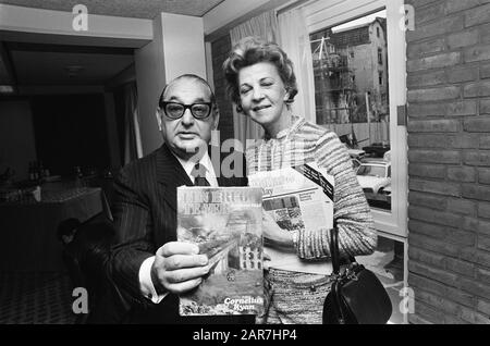 Conferenza stampa Joseph E. Levine e Cathy Ryan (vedova dell'autore Cornelius Ryan) sul film un ponte troppo lontano Data: 27 marzo 1975 Parole Chiave: Produttori di film, film, conferenze stampa Nome personale: Levine Joseph e, Ryan Cathy Foto Stock