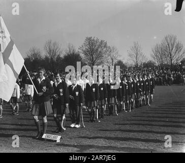 Torneo mondiale di hockey per donne al Wagenerstadion di Amstelveen, vincitori del torneo, la squadra inglese durante la cerimonia di chiusura Data: 7 maggio 1959 Foto Stock