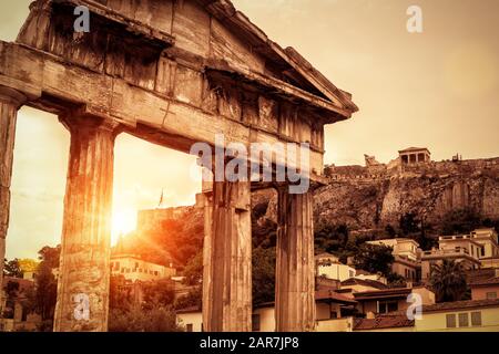 Agora romana al tramonto in estate, Atene, Grecia. E' uno dei principali punti di riferimento di Atene. Famosa Acropoli in lontananza. Scenario di sole antico Foto Stock