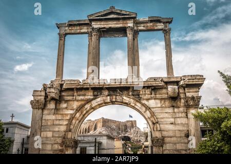 Arco di Adriano o la Porta di Adriano, Atene, Grecia. Si tratta di uno dei principali luoghi di interesse di Atene. Famosa Acropoli di Atene nella distanza. Scenic vinta Foto Stock