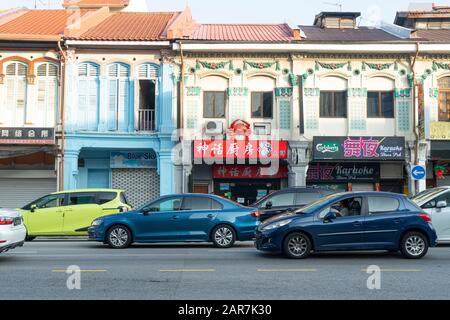 Singapore. Gennaio 2020. Case tipiche in una strada trafficata del quartiere di Kallang Foto Stock